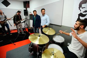 El edificio dispone de cuatro salas de ensayo, equipadas y sin equipar, y un estudio de grabación