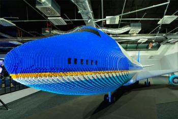 100 maquetas, algunas a tamaño real y otras tan impresionantes como el gigantesco Avión Air Force One, dejarán con la boca abierta a grandes y pequeños