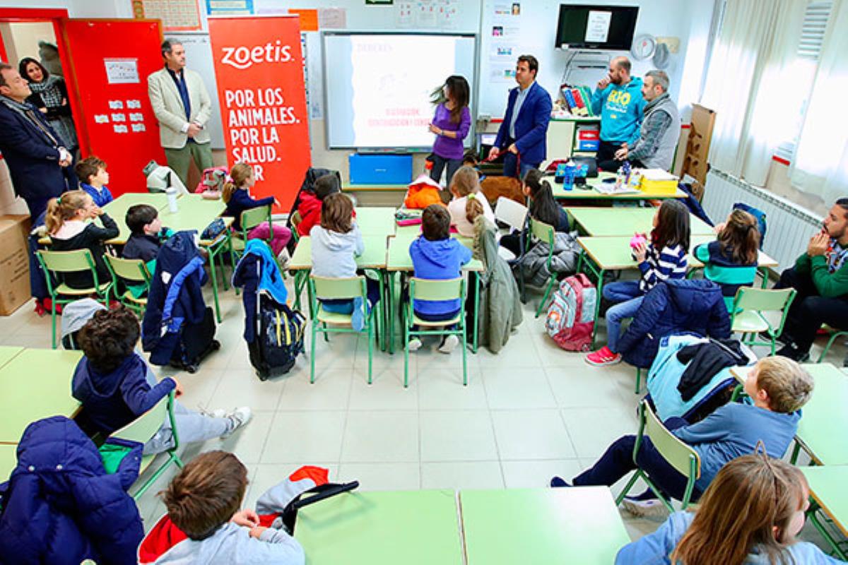 El fin es combatir el abandono de mascotas e incentivar la adopción de animales de los Centros de Acogida