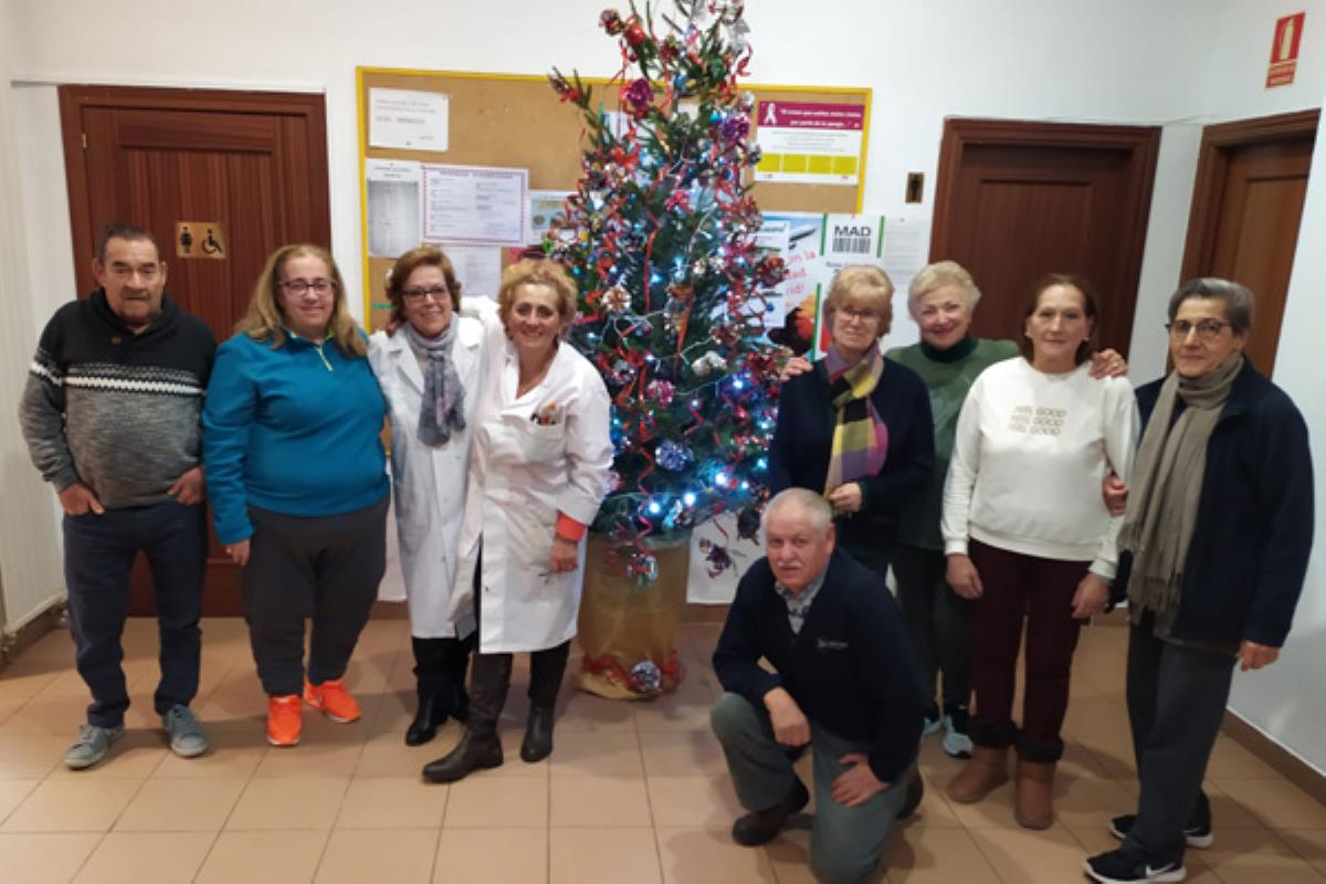 El Centro de Mayores Antonio Machado ya ha decorado su árbol de Navidad
