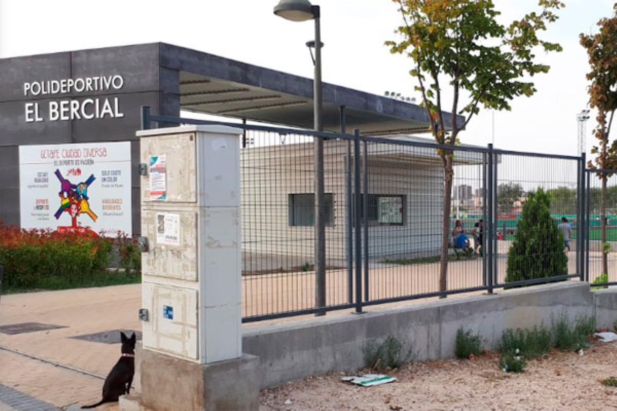 Alberga una capacidad para 154 espectadores y dispone de tres alturas