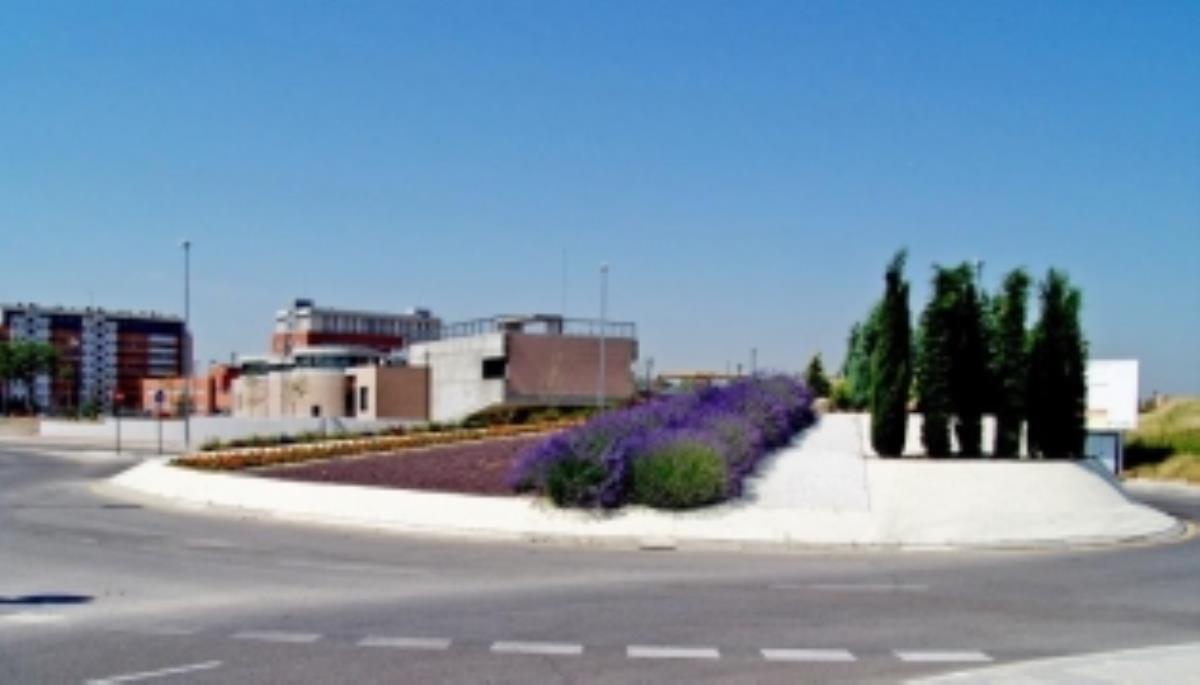 Esta actuación permitirá conectar más fácilmente con las principales vías y mejorará la movilidad de los vecinos del barrio.
