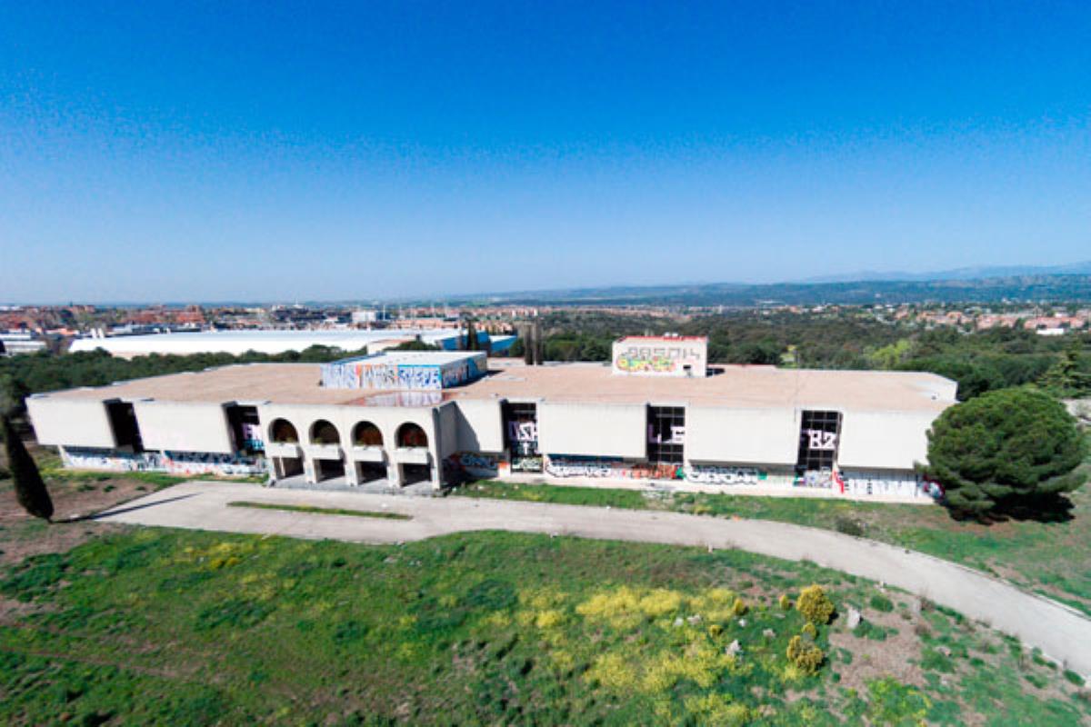 Las Rozas elimina pintadas e instala redes en las ventanas de la construcción