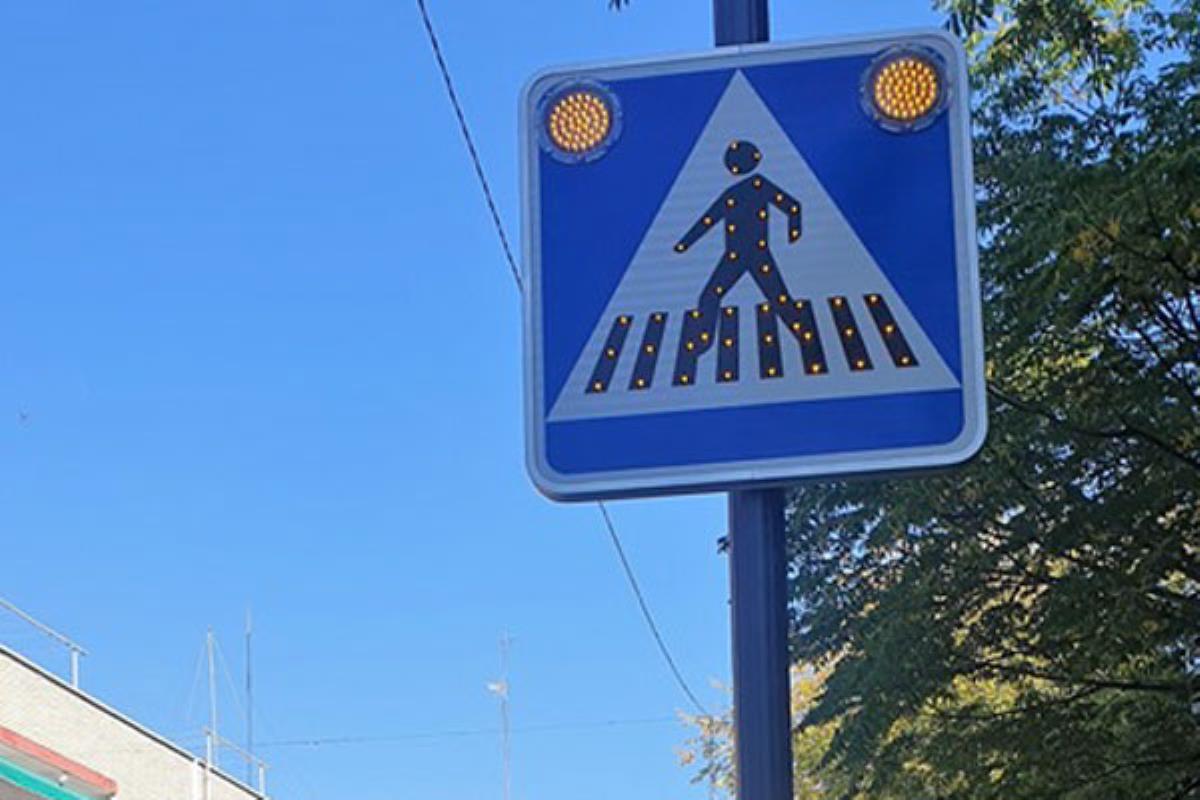 Villaviciosa ha puesto nuevas señales de paso de cebra con luz intermitente para anticipar con más antelación a los conductores 
