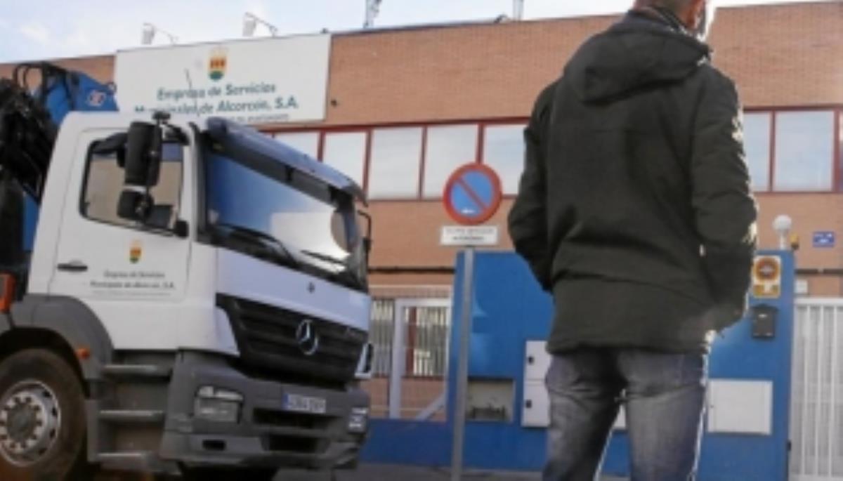 ha rechazado la cesión gratuita de un camión de recogida que desde hace dos semanas hubiera permitido reforzar las rutas de recogida de basura en la ciudad