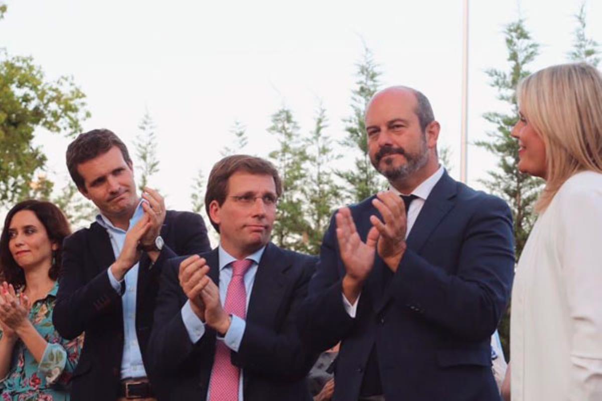 El alcalde de Madrid ha acudido al acto de homenaje en “un distrito especialmente castigado”