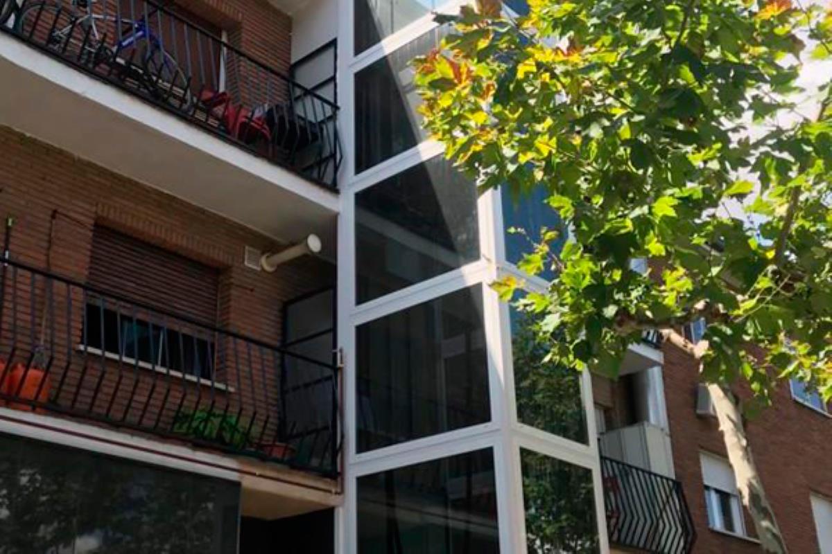 La moción está enfocada en los edificios antiguos, destacando la instalación de ascensores en ellos