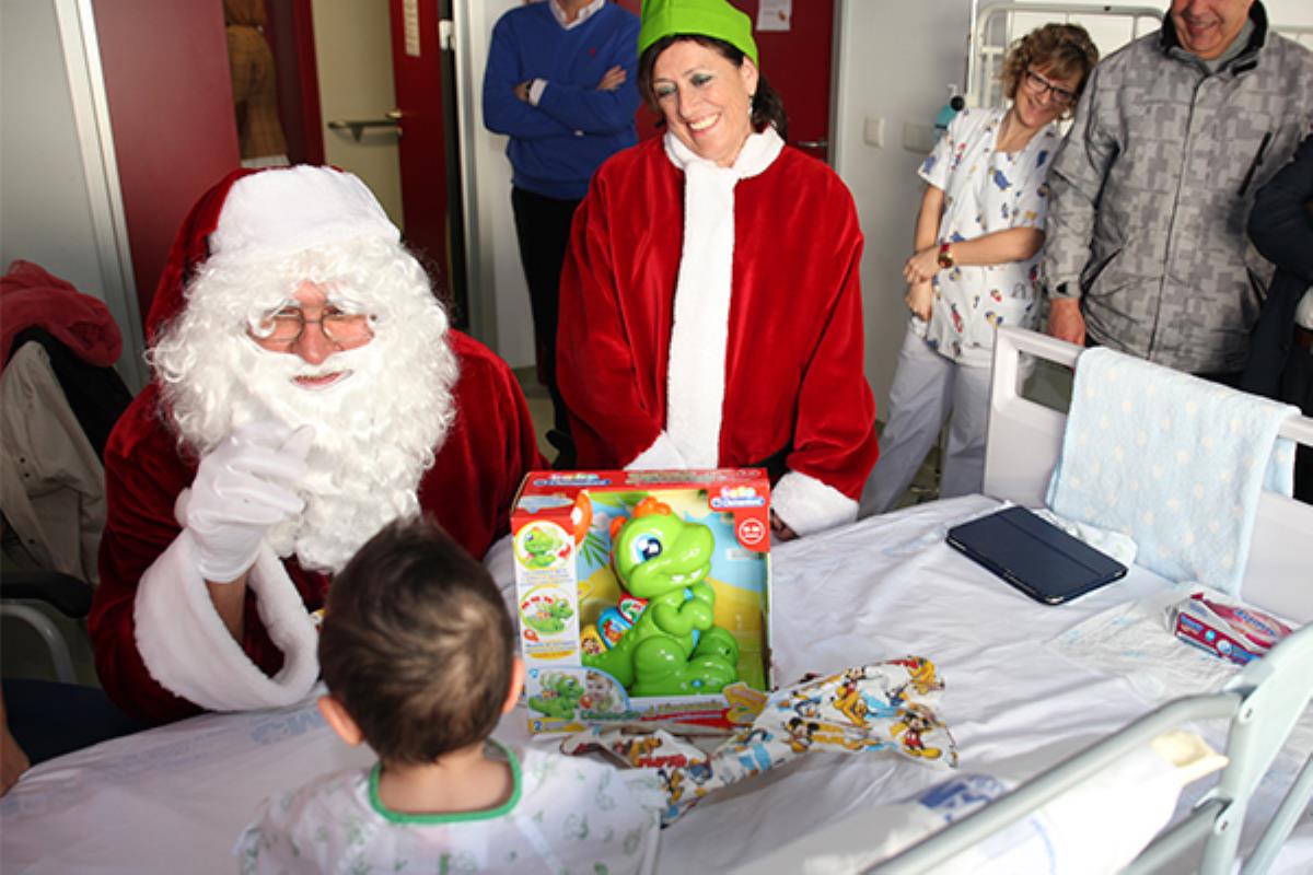 Visitará a los niños allí ingresados y, acompañado por el alcalde, repartirá un centenar de regalos