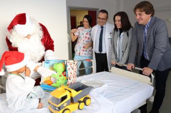 El alcalde y la concejala de Cultura acudieron a esta visita navideña al Hospital de Fuenlabrada