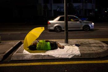El sinhogarismo se instala a las puertas de Cibeles reclamando "un hogar digno"