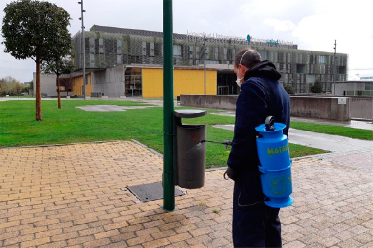 Se continúa limpiando calles y mobiliario urbano para evitar más contagios