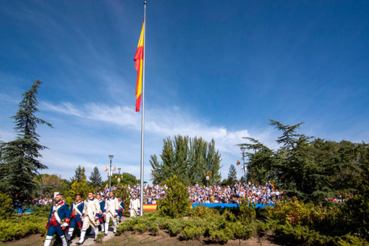 Durante el acto se llevó a cabo un desfile militar y el izado de la bandera de España