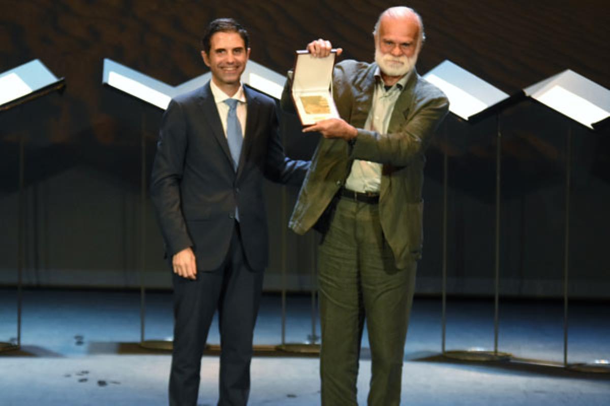 Galardonado por su obra literaria infantil y juvenil, el escritor valenciano ha recogido su reconocimiento en una gala a la que han acudido 44 centros escolares de la ciudad