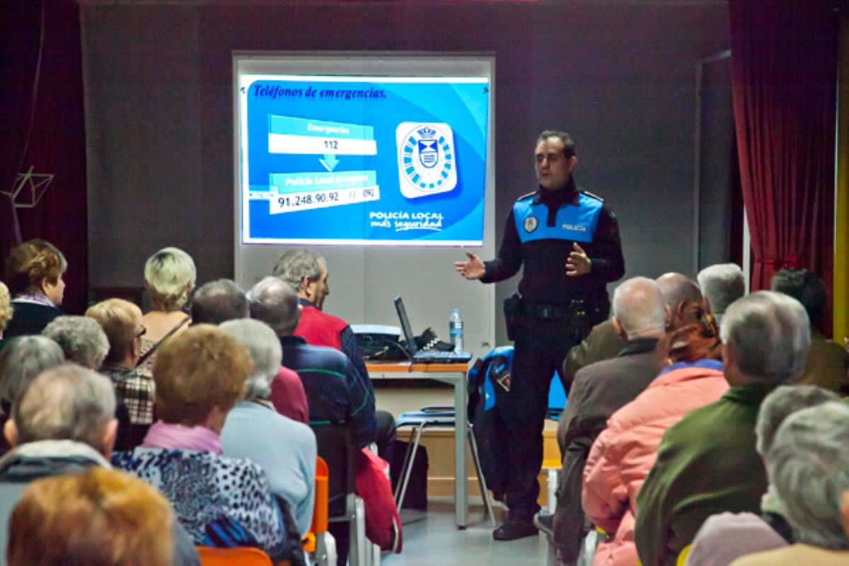 Agentes de Leganés están llevando a cabo charlas con consejos para los Mayores