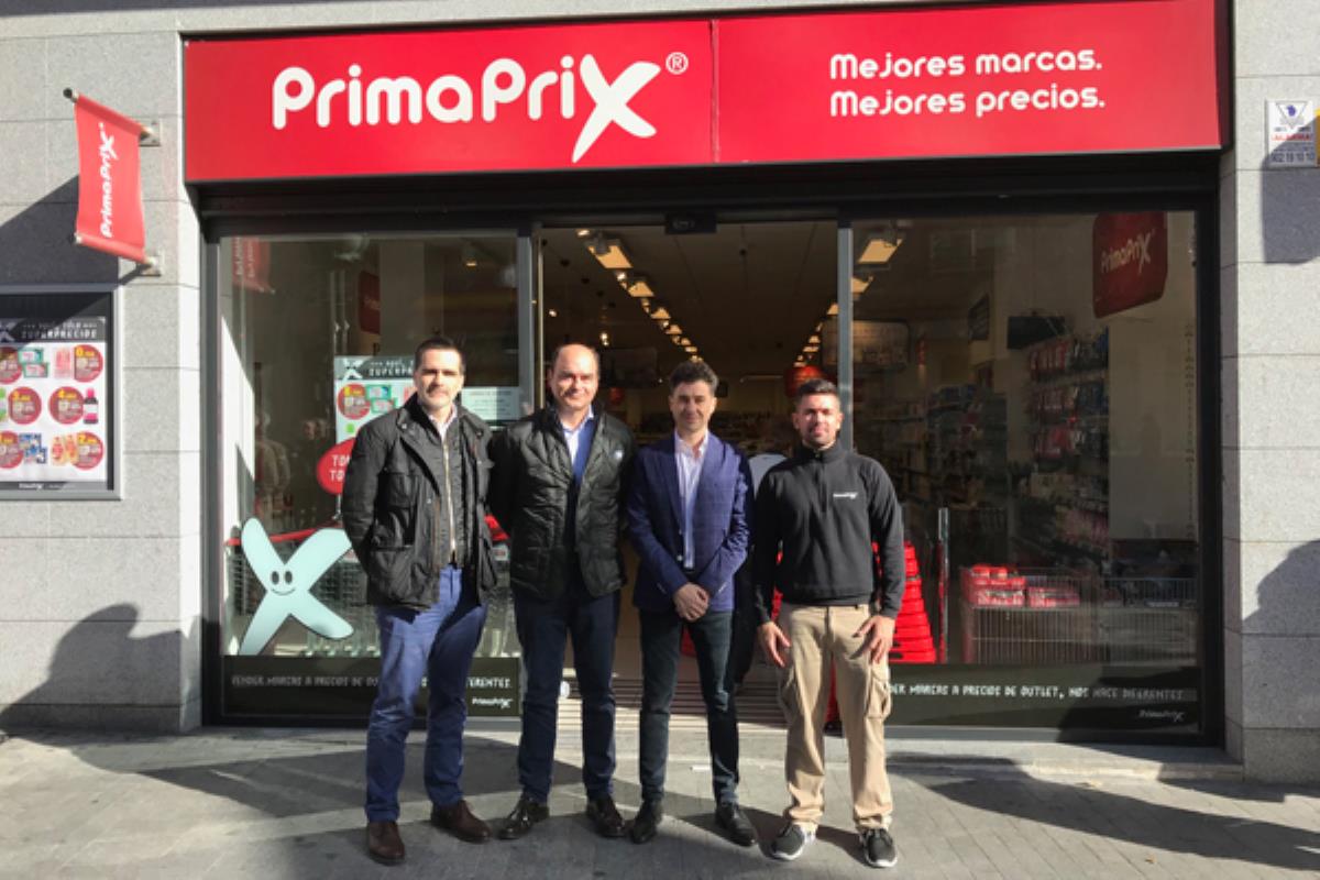 El supermercado ha recibido la visita del concejal de Empleo, Rubén Bejarano 