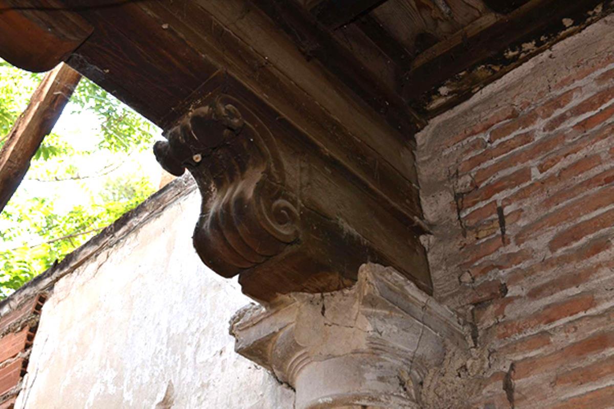 El edificio de la Calle Nebrija data del S XVI y conserva un interesante patio de columnas