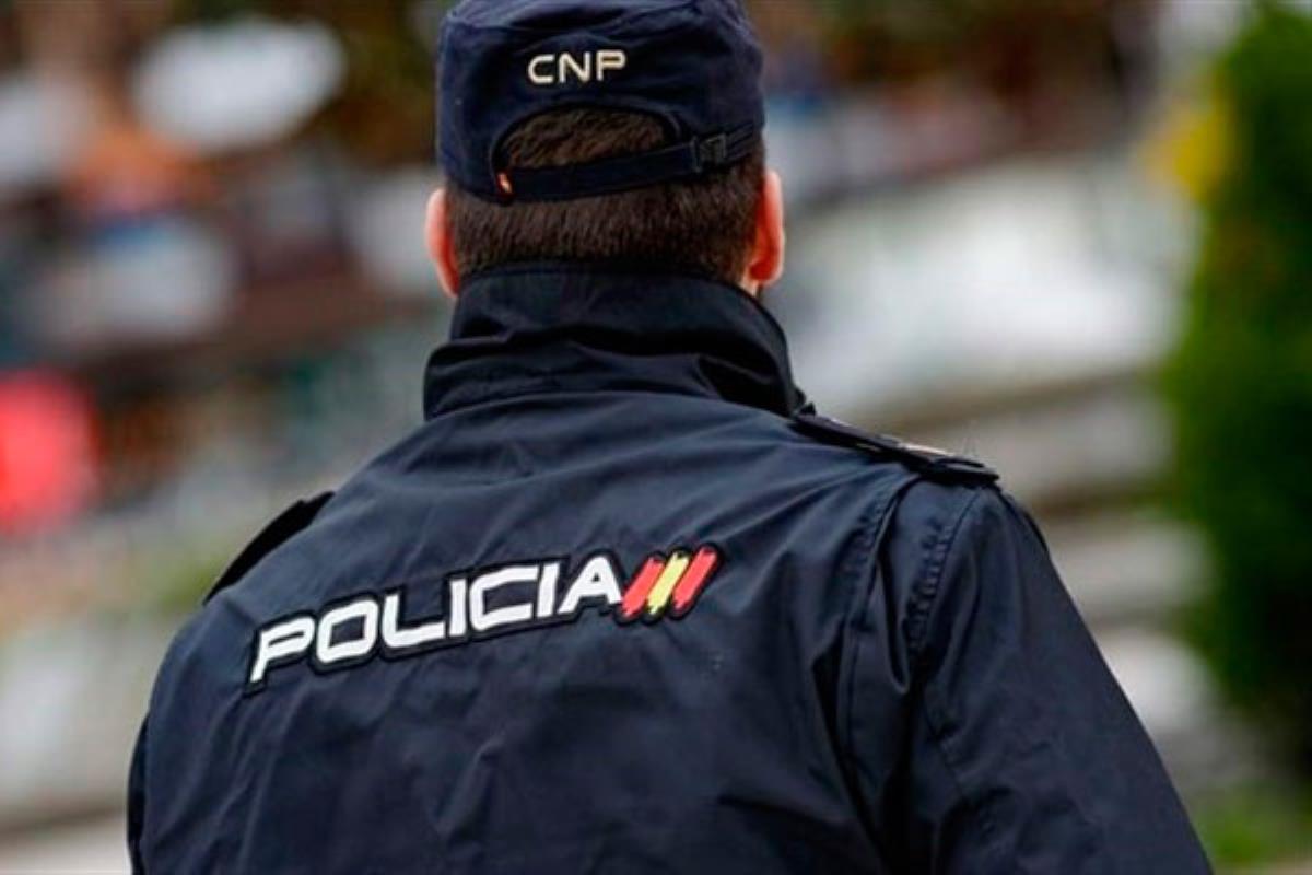 Los detenidos agredían, vejaban y humillaban a dos hermanos en un instituto del madrileño distrito