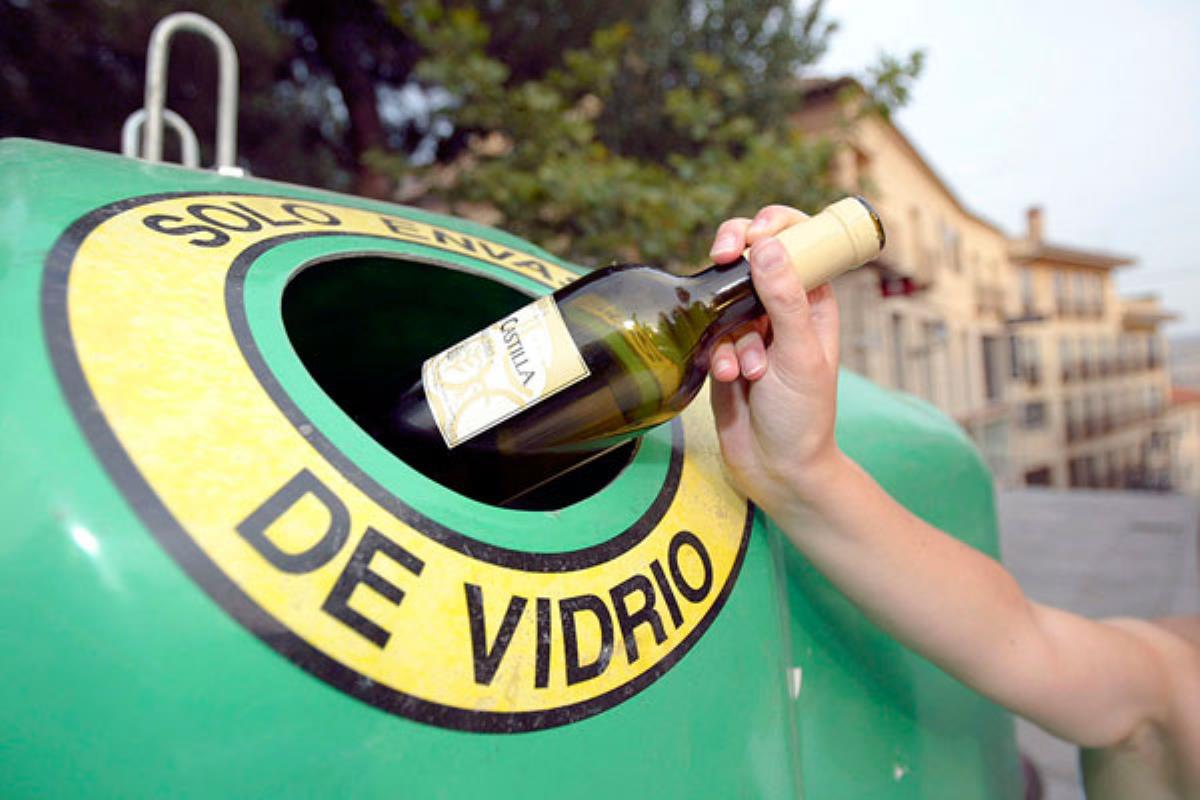 El ayuntamiento ha iniciado una campaña para el reciclaje de envases de vidrio y plástico