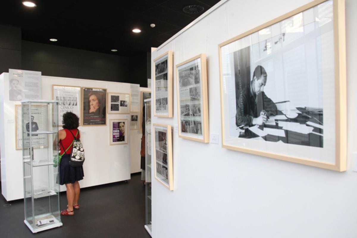 La Fundación Miguel Delibes ha organizado una muestra con cartas, reseñas y ediciones de la obra