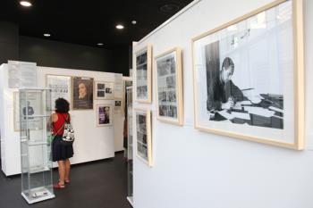 La Fundación Miguel Delibes ha organizado una muestra con cartas, reseñas y ediciones de la obra