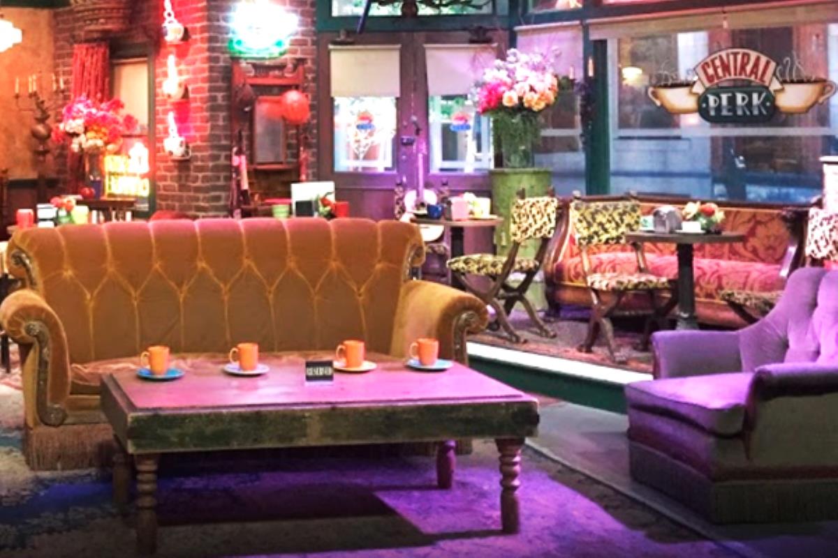 El mítico sofá de la serie ‘Friends’, estará disponible en Madrid para que nos sentemos y fotografiemos en él