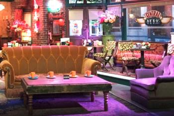 El mítico sofá de la serie ‘Friends’, estará disponible en Madrid para que nos sentemos y fotografiemos en él