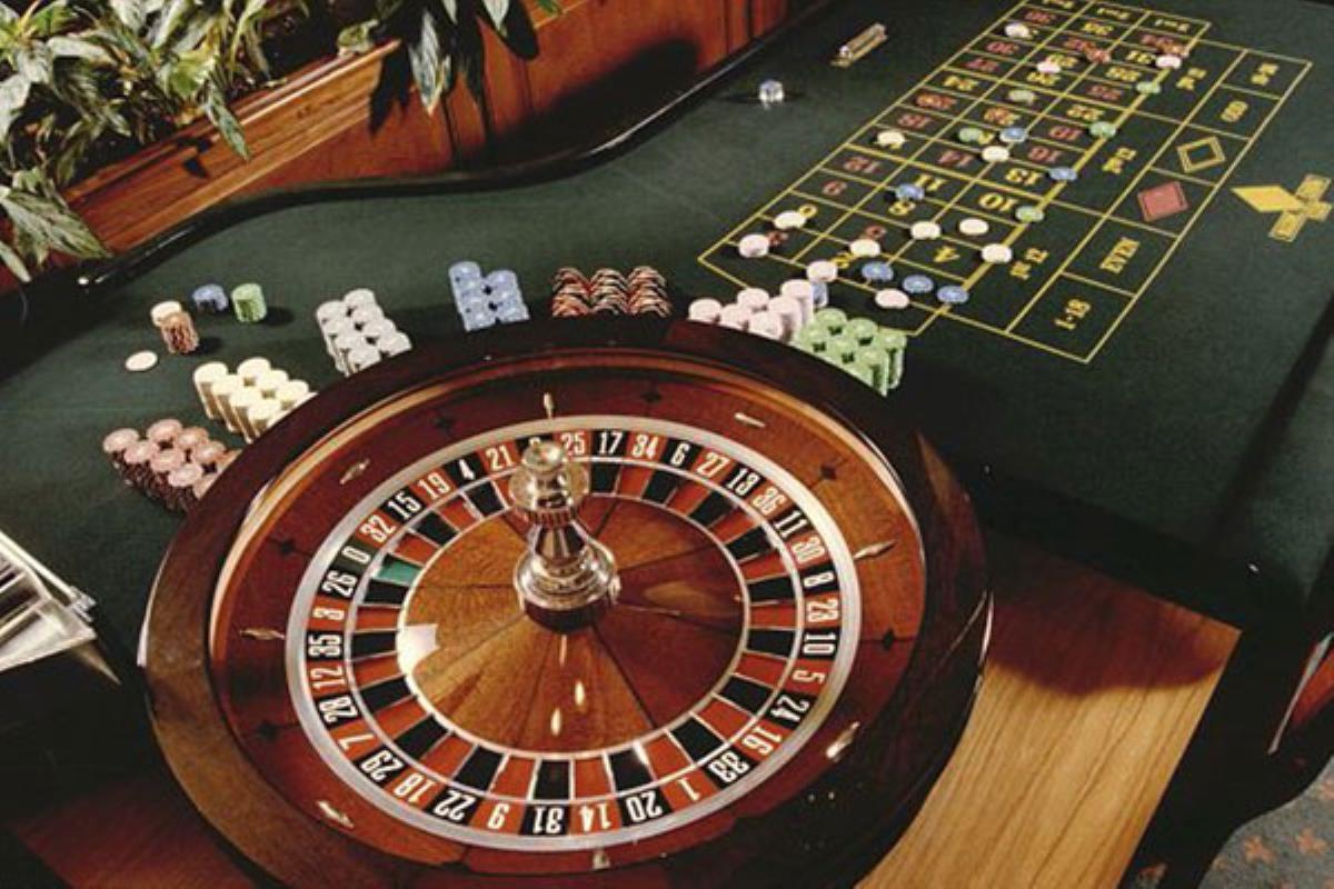 Los agentes pretenden evitar su acceso y comprobar las licencias de actividad de estos negocios