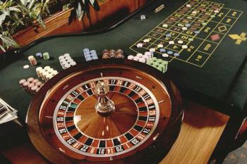 Los agentes pretenden evitar su acceso y comprobar las licencias de actividad de estos negocios