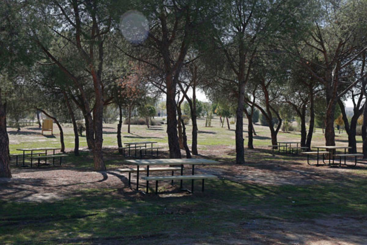 Se han instalado 15 mesas de merendero, papeleras y se han replantado casi 80 árboles
