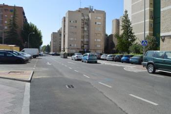 La reforma ha consistido en el retranqueo de la acera y los aparcamientos existentes