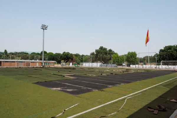 Continúa la renovación del césped artificial del campo de fútbol 2 del Ángel Nieto
