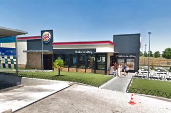 Un grupo de encapuchados asaltó el local justo cuando estaba a punto de cerrar