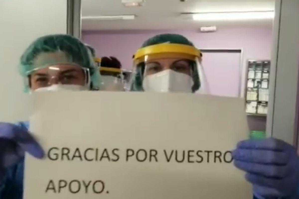 El equipo de sanitarios de urgencias devuelven aplausos como agradecimiento a los ciudadanos