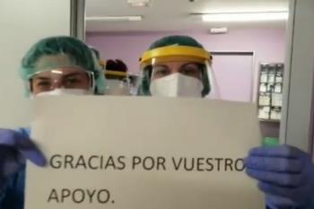 El equipo de sanitarios de urgencias devuelven aplausos como agradecimiento a los ciudadanos