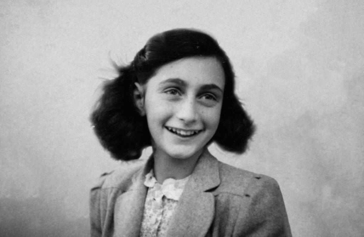 Ya puedes ver la colección de imágenes de la muestra 'Ana Frank, una historia vigente' en la sala municipal Martín Chirino  