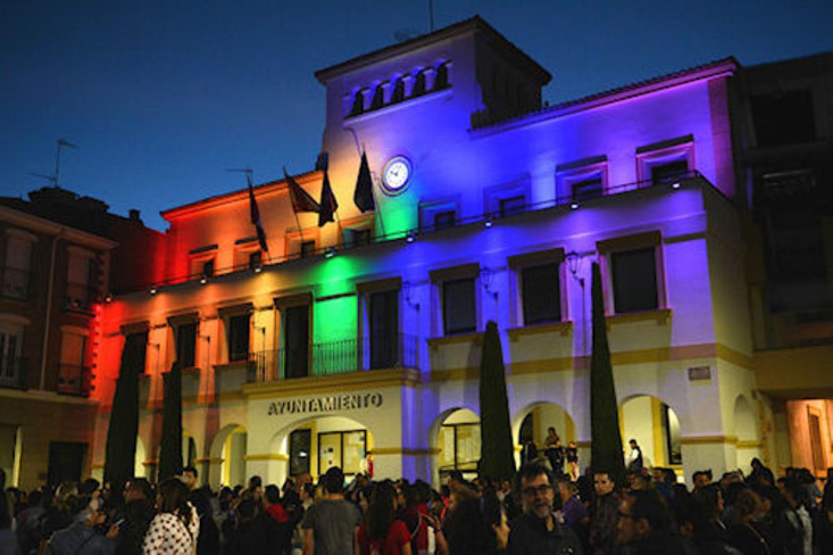 Como muestra del apoyo a la defensa de los derechos LGTBI, se iluminará el Ayuntamiento con los colores del arcoíris