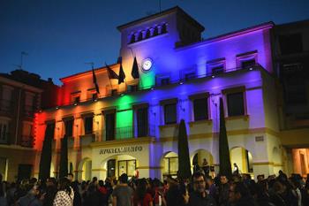 Como muestra del apoyo a la defensa de los derechos LGTBI, se iluminará el Ayuntamiento con los colores del arcoíris