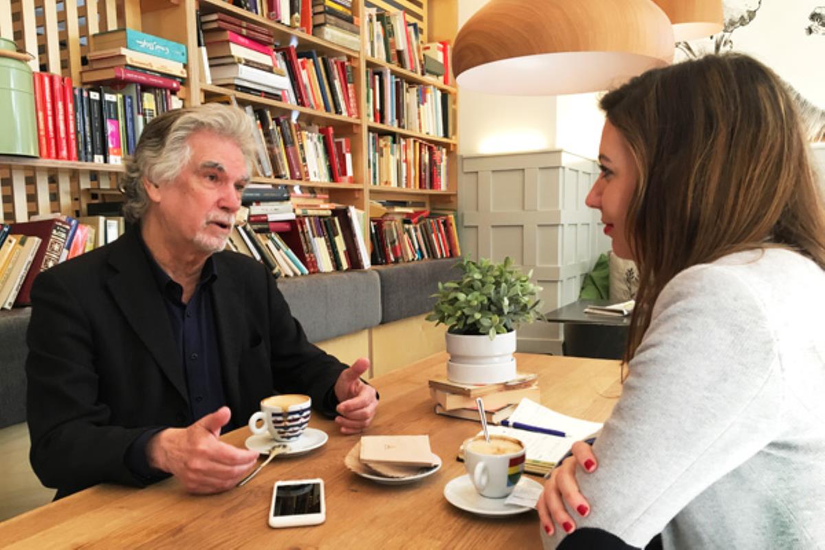 Tomamos un café con una de las piezas clave del Premio Cervantes Chico