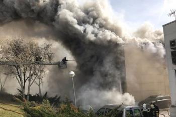 Los bomberos controlaron el incendio, que no se propagó a otras naves 