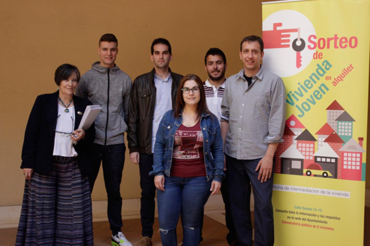 Los vecinos, ganadores del sorteo, han recibido las llaves de sus nuevos hogares