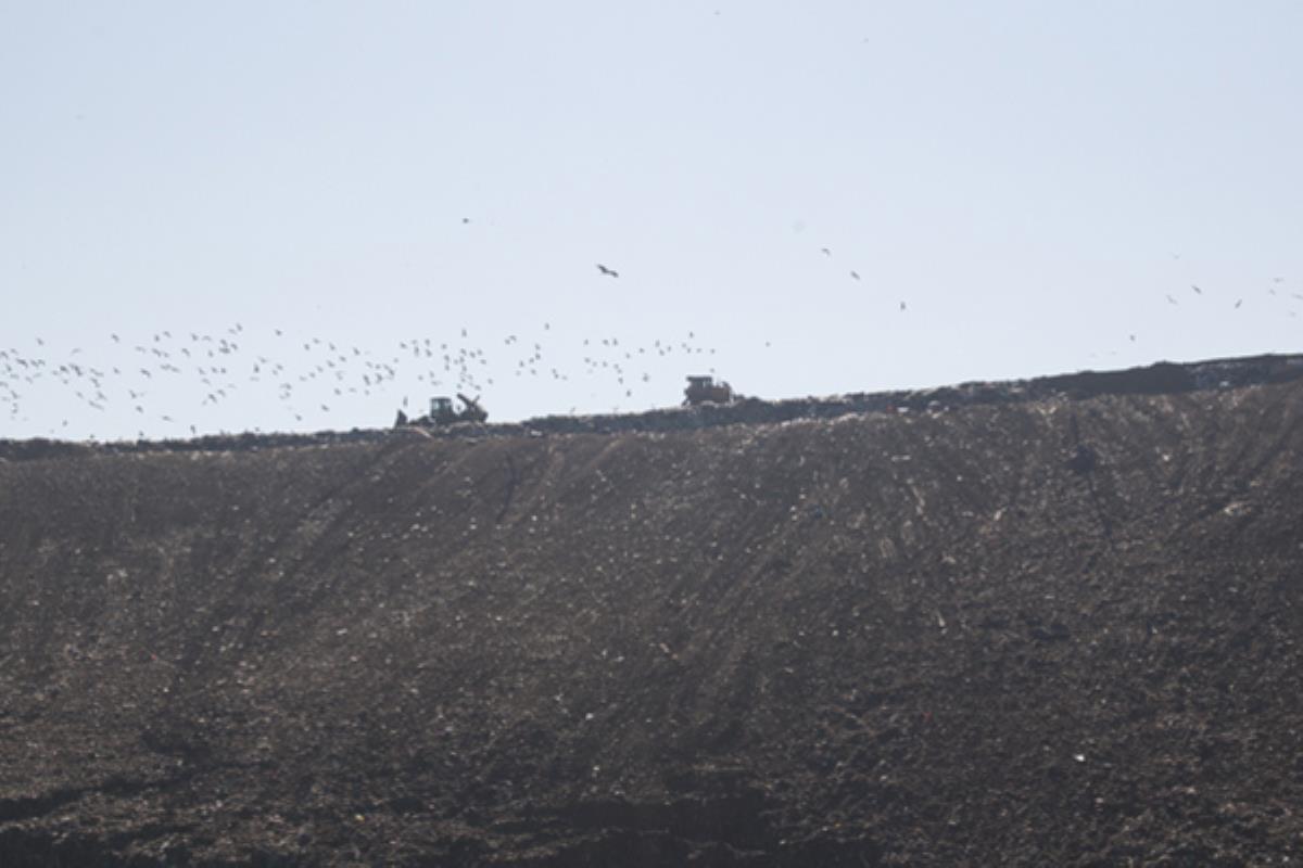 Tras la Asamblea de la Comunidad del Este, el presidente, ha explicado que el día 28 no entrarán más camiones al vertedero