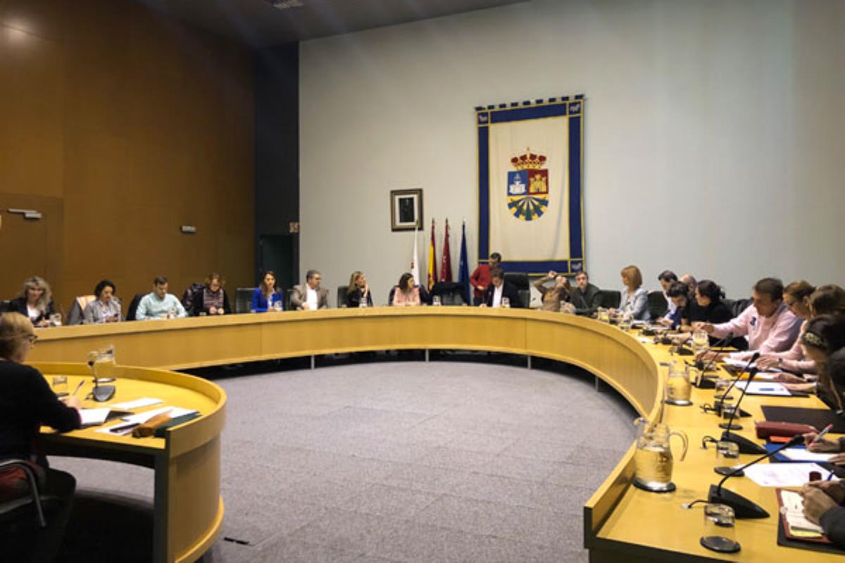 El grupo popular asegura que existen más irregularidades, mientras el PSOE califica de "circo" la proposición de esta comisión