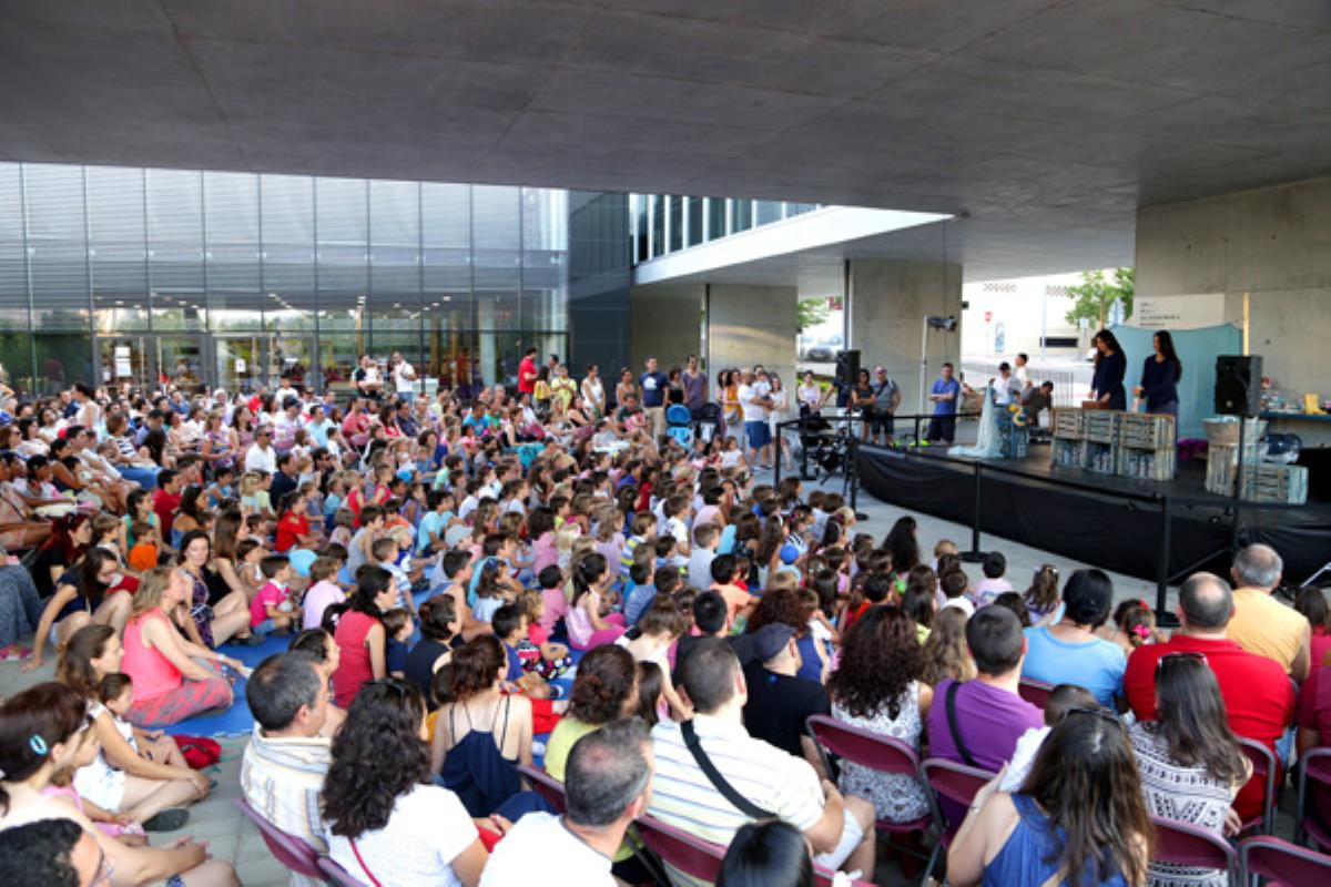 Todos los sábados, a las 20:30 horas, acude al Espacio Miguel Delibes, y los domingos, a la misma hora, en la Plaza de la Artesanía