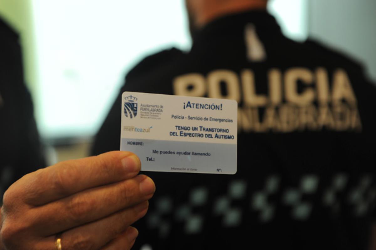 La Policía Local entrega estas tarjetas gratuitas para mejorar la comunicación entre los afectados y los servicios de emergencias