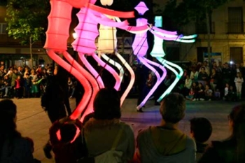 Más de 80 establecimientos se sumaron a esta jornada que contó con conciertos, pase de moda, reparto gastronómico o espectáculos de luces, magia sonido y música en las calles de la localidad