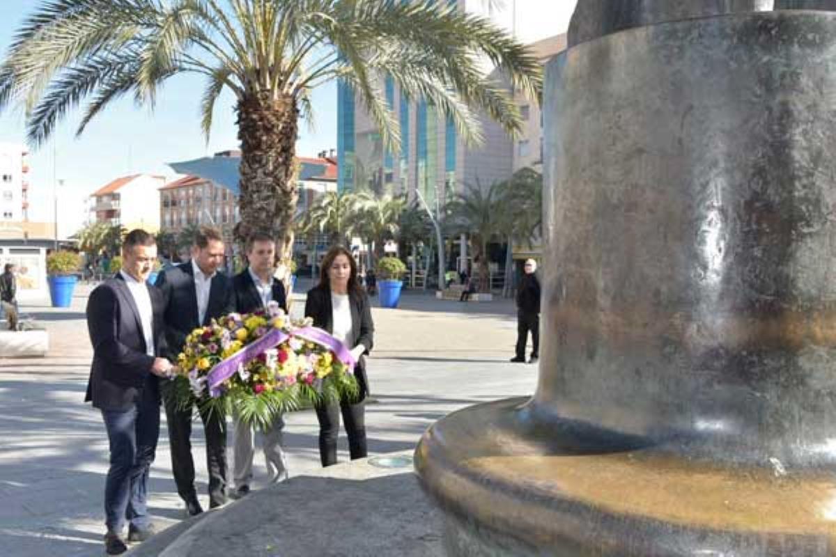 El consistorio hace un llamamiento a entidades y vecinos para depositar de manera simbólica un ramo en la escultura homenaje a las víctimas del 11-M