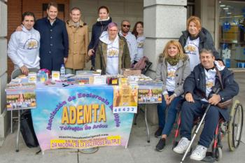 La Asociación de Esclerosis Múltiple de la ciudad (ADEMTA) ha instalado una mesa informativa