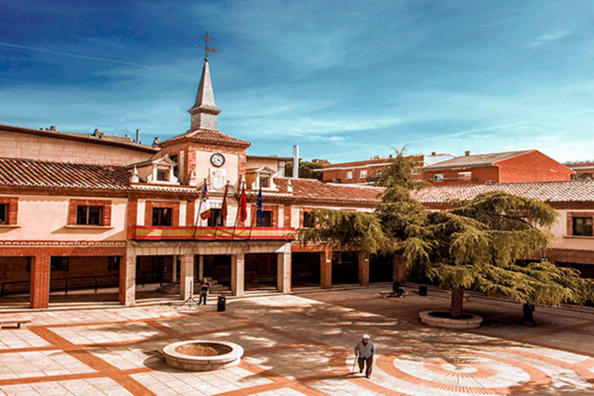 El alcalde ha refrendado un nuevo decreto por el que reestructura las competencias de su Equipo de Gobierno