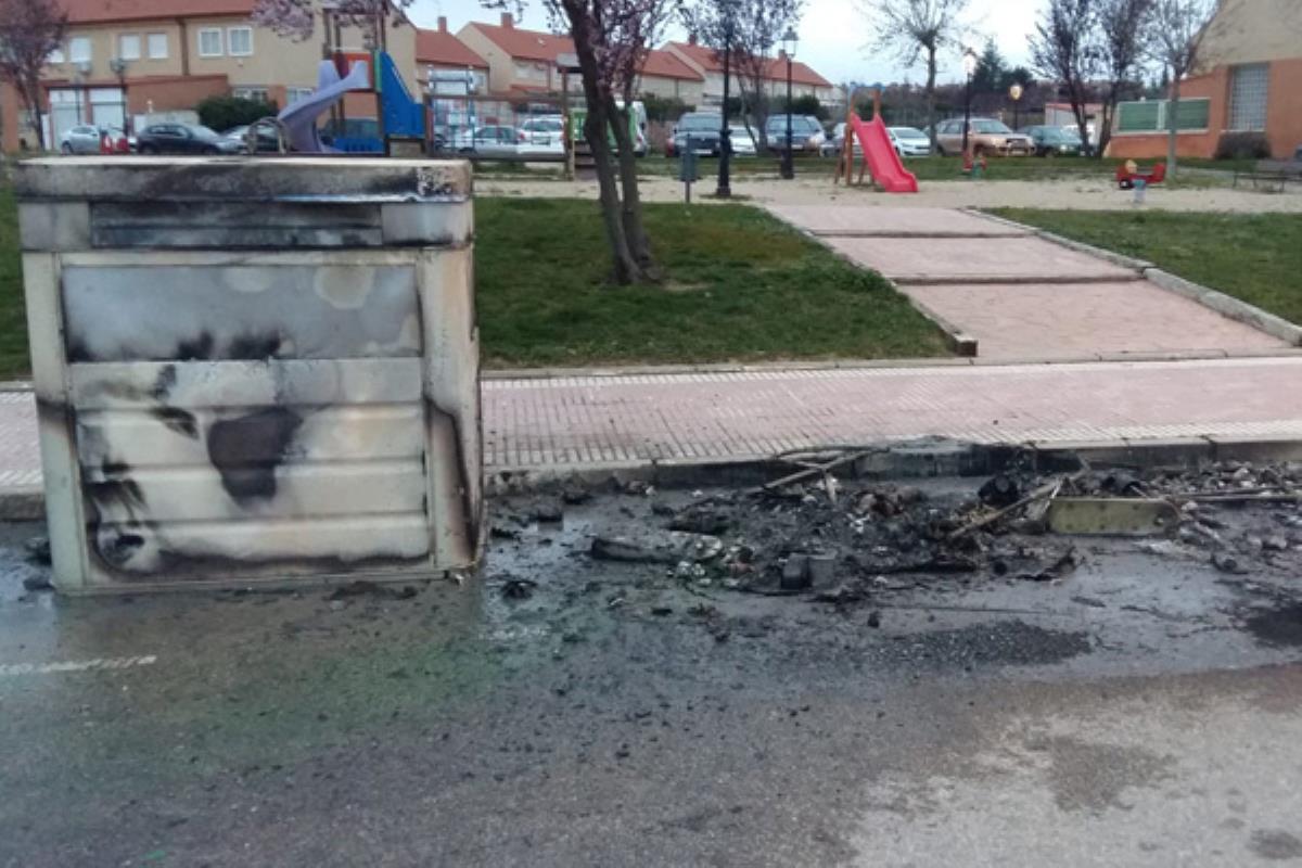 Brasas mal apagadas han provocado que los contenedores se quemen