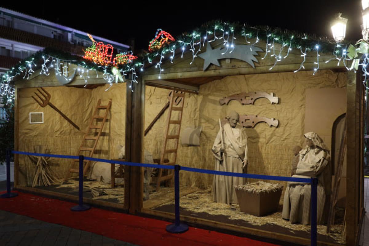 La Plaza de España acoge esta composición elaborada con papel y cartón reciclado